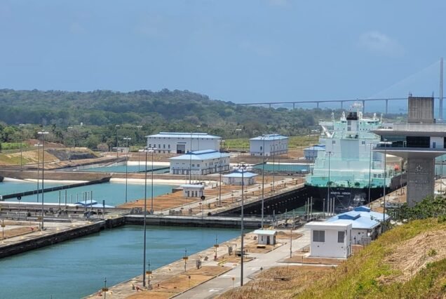 Canal de Panamá entrando por el Caribe.