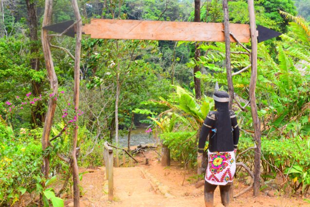 Entrance to Emberá Indigenous Community: A Gateway to Cultural Authenticity.