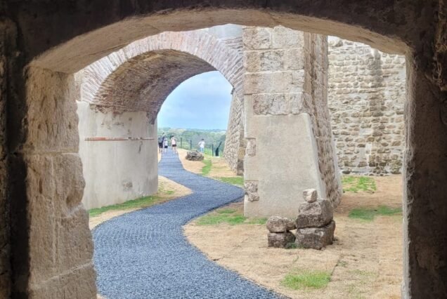 Caminos por el fuerte San Lorenzo en Portobelo.