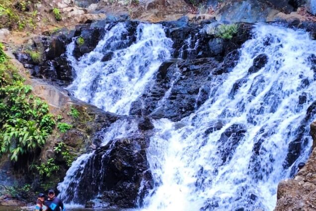 Hermosa cascada en la selva panameña.